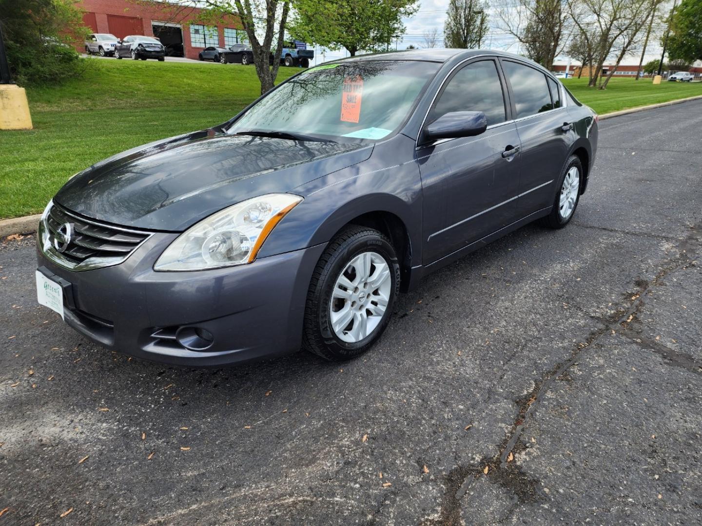 2011 Gray /Black Nissan Altima S (1N4AL2AP7BN) with an 2.5 4cyl. engine, Automatic transmission, located at 1221 Madison St., Shelbyville, TN, 37160, (931) 680-9439, 0.000000, 0.000000 - Photo#0